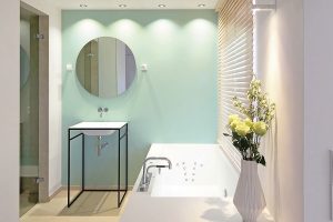 Eine perfekte Lichtinszenierung und ausgesuchte Einrichtungsgegenstände machen dieses Bad zum Luxusbad.
